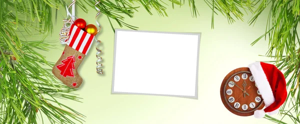 圣诞老人的新年袜子与礼物 玩具和帽子 时钟在绿色背景与松树 — 图库照片