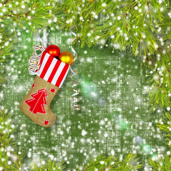 Новогодний Носок Деда Мороза Подарками Игрушками Змеями Зеленом Фоне Соснами — стоковое фото
