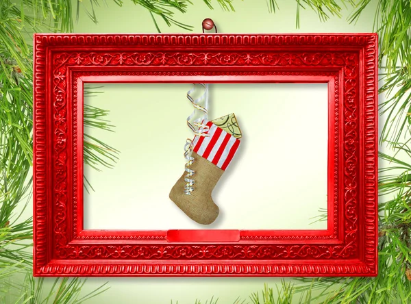 圣诞老人的新年袜子与礼物 玩具和蛇形在绿色背景与松树 — 图库照片