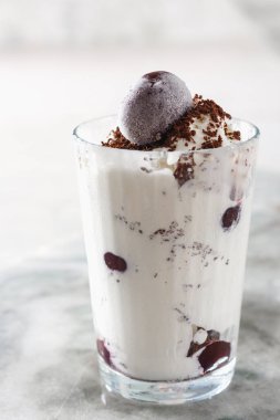 Dondurma güzel mermer tezgah arka plan üzerinde kiraz çilek ile