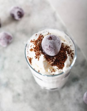 Güzel mermer tezgah arka plan üzerinde kiraz çilek dondurma. Üstten görünüm düz yatıyordu