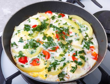 Pastırma, makarna ve Yeşiller eski siyah kızartma tavası vintage tablo arka plan üzerinde tarih ile geleneksel rustik omlet. Kopya alanı