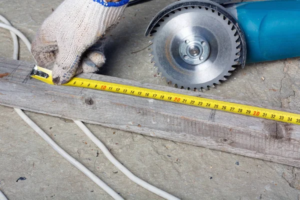 Worker Measures Distance Ruler Wooden Board Work — Stock Photo, Image