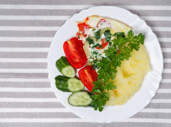 Heiße Leckere Kartoffelpüree Mit Rührei Tomaten Gurken Und Frischer Petersilie — Stockfoto