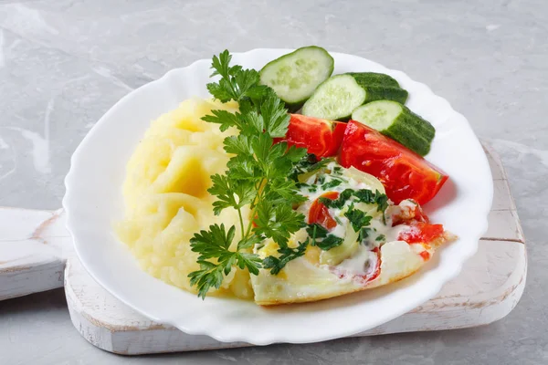 Sıcak Lezzetli Patates Püresi Ile Pişmiş Yumurta Domates Salatalık Plaka — Stok fotoğraf