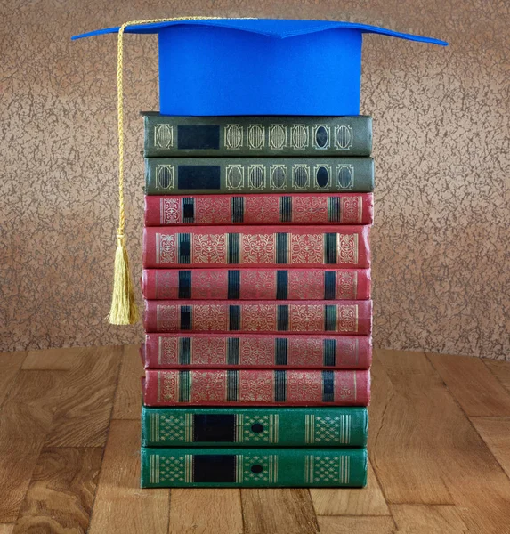 Graduation Mortarboard Top Stack Books Wooden Table Background Vintage Wall — Stock Photo, Image