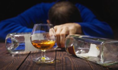 Bardak viski ve şişe masanın üzerinde gece uyku erkek alkolik. Alkol ve bağımlılık. CONCEP
