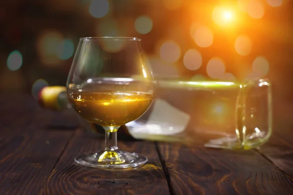 Glas Whiskey Oder Brandy Und Leere Flaschen Auf Holztisch Auf — Stockfoto