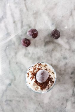 Güzel mermer tezgah arka plan üzerinde kiraz çilek dondurma. Üstten görünüm düz yatıyordu