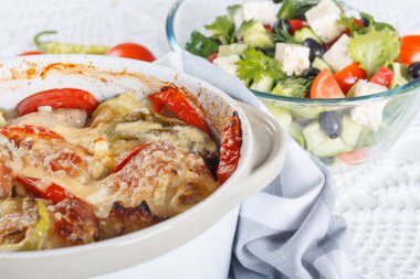 Geleneksel lezzetli rustik stew tavuk ve sebze, domates, biber ve peynir ile dekore edilmiştir. Yunan salatası ve siyah zeytin ile