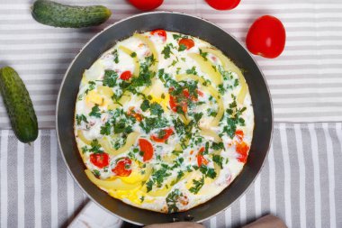 Pastırma, makarna ve Yeşiller eski siyah kızartma tavası vintage ahşap masa arka plan üzerinde tarih ile geleneksel rustik omlet. Kopya alanı