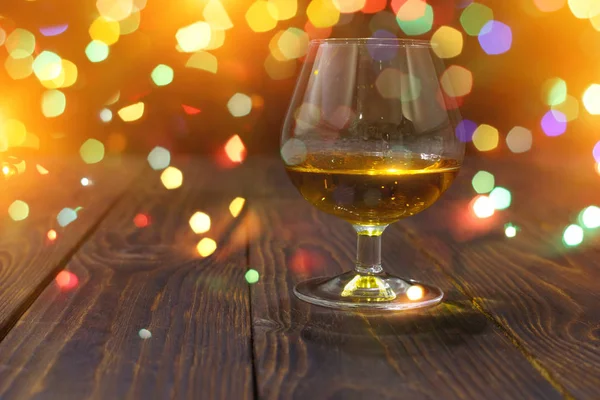 Szklanka Whisky Lub Brandy Drewnianym Stole Jasnym Świecącym Tle Pięknym — Zdjęcie stockowe