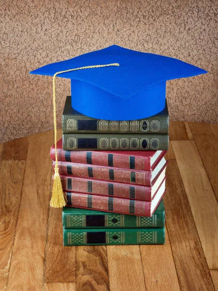 Graduation Mortarboard Top Stack Books Wooden Table Background Vintage Wall — Stock Photo, Image