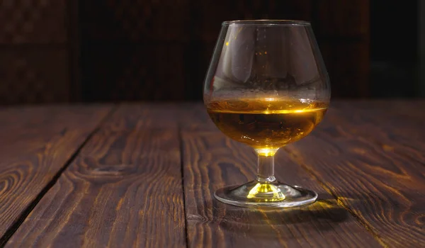 Bicchiere Whisky Brandy Tavolo Legno Sfondo Scuro Astratto — Foto Stock