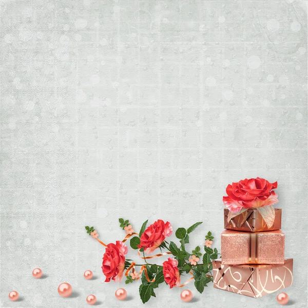 Святкова Листівка Подарунковими Коробками Перлинами Букетом Красивих Червоних Троянд Фоні — стокове фото