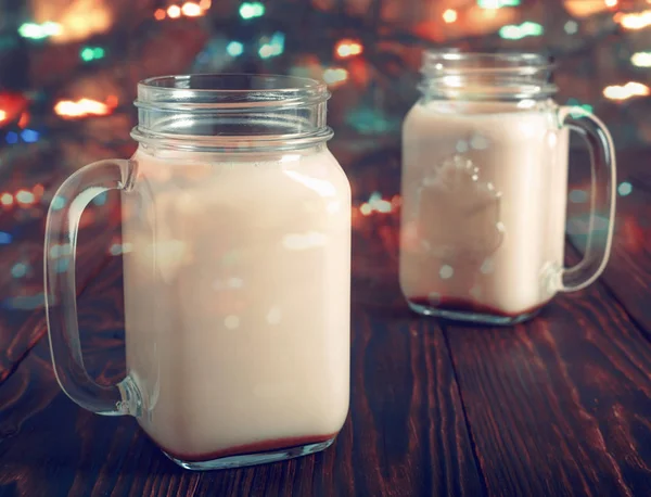 熱いココア ミルクと砂糖 お祝いクリスマスの照明と木製のテーブルの上の つのガラスのカップ — ストック写真