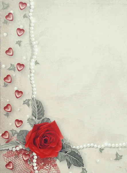 お祝いや招待状の真珠と緑色の紙の背景に美しい赤いバラの花束 ホリデー カード — ストック写真