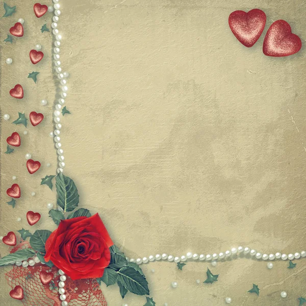 节日卡片与珍珠和美丽的红玫瑰花束在绿纸背景上 为祝贺或邀请 — 图库照片#