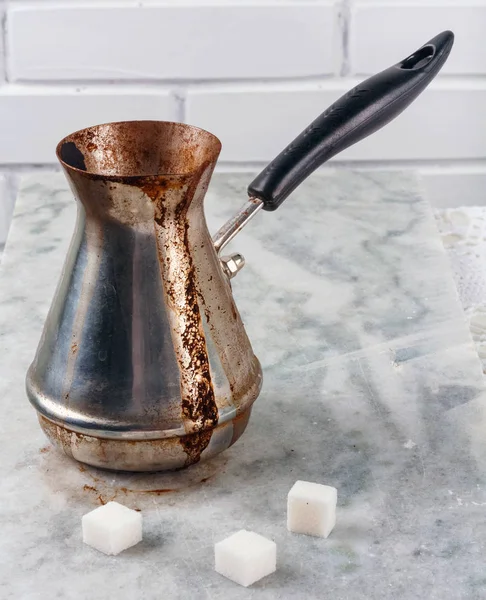 Türkischer Küfer Mit Frisch Gebrühtem Kaffee Auf Marmortisch Vor Weißem — Stockfoto