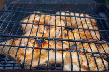 Taze tavuk budu metal ızgara. Doğada yaz pikniği