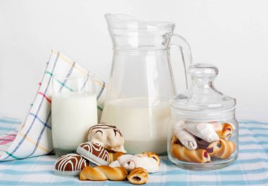 Taze süt ve mavi Kareli tableclot lezzetli kurabiyeleri