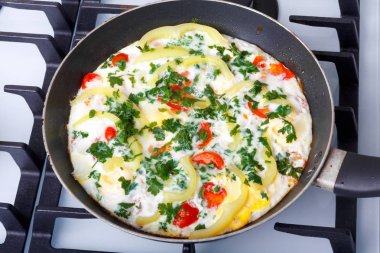 Pastırma, makarna ve Yeşiller eski siyah kızartma tavası vintage tablo arka plan üzerinde tarih ile geleneksel rustik omlet. Kopya alanı