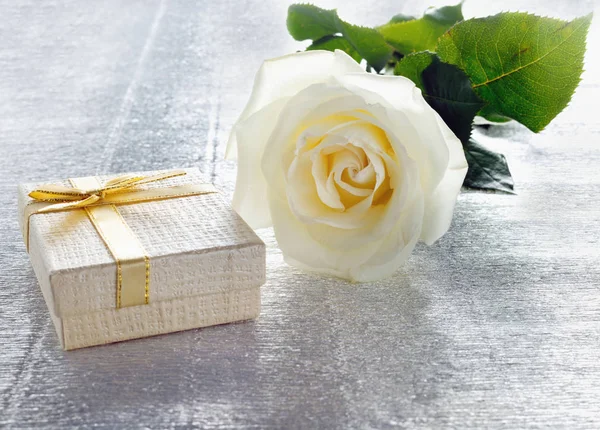 美丽的白色玫瑰与一个金色的礼物盒情人节或婚礼 — 图库照片