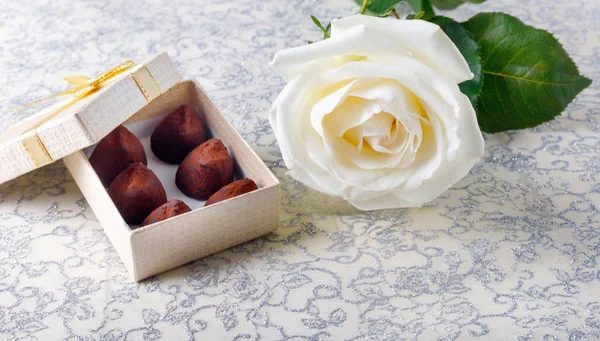 Belle Rose Blanche Avec Boîte Cadeau Dorée Truffes Chocolat Pour — Photo