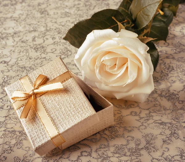 美丽的白色玫瑰与一个金色的礼物盒情人节或婚礼 — 图库照片