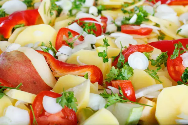 Läcker Kyckling Med Färska Grönsaker Frukter Och Kryddor För Bakning — Stockfoto