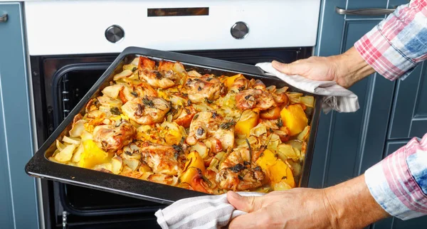 Homme Prend Plaque Cuisson Avec Poulet Frit Légumes Hors Four — Photo