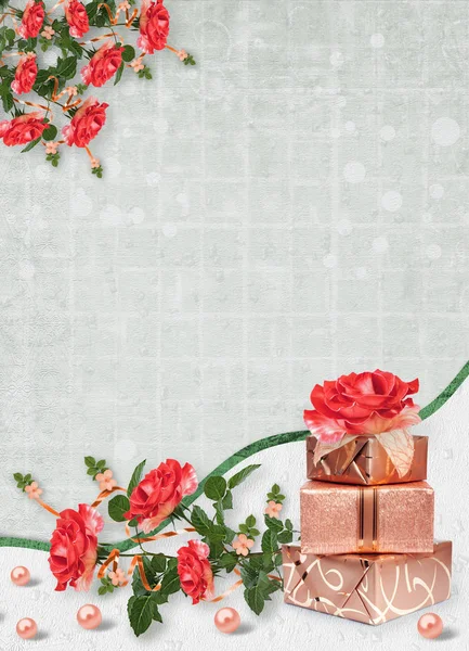 节日贺卡与礼品盒 珍珠和花束美丽的红玫瑰在绿纸背景下 祝贺或邀请 — 图库照片