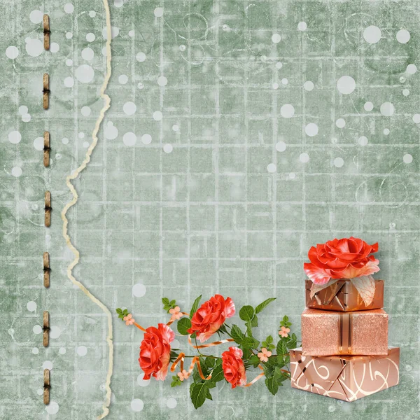 节日贺卡与礼品盒和花束美丽的红玫瑰在绿纸背景上 祝贺或邀请 — 图库照片