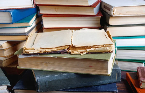 Stoh Starých Historických Knih Dřevěné Polici Univerzitní Knihovně Pro Čtení — Stock fotografie