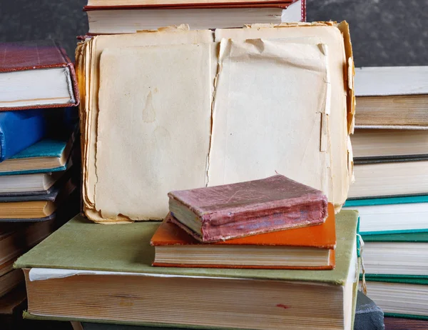 Stack Gamla Vintage Böcker Trä Hylla Biblioteket För Att Läsa — Stockfoto