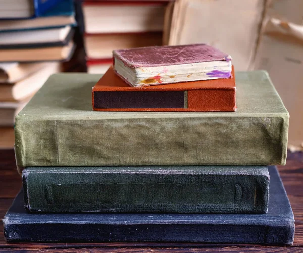 Pilha Livros Antigos Vintage Prateleira Madeira Biblioteca Escola Para Leitura — Fotografia de Stock