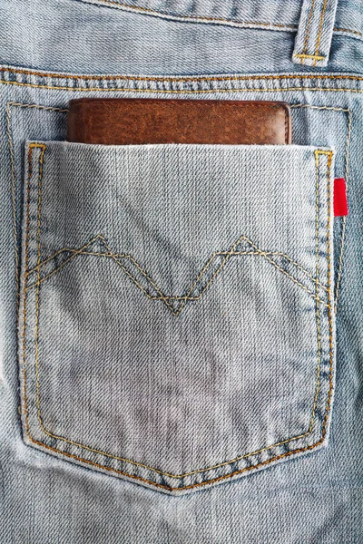 Portafogli Pelle Marrone Attaccato Nella Tasca Posteriore Dei Jeans Denim — Foto Stock