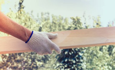 Beyaz adam plakalar güneşli günde parlak gökyüzü elinde tutan