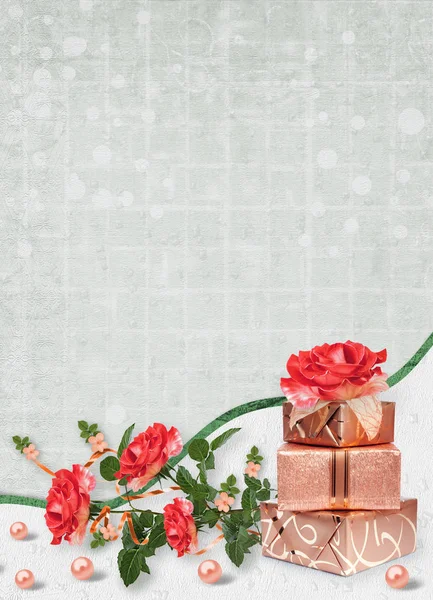 Праздничная Открытка Подарочными Коробками Жемчугом Букетом Красивых Красных Роз Зеленом — стоковое фото