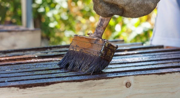 Eski eldiven erkek işçi çit panoları açık resim