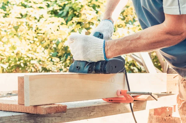 Açık ahşap tahta ile Elektrikli Planya üzerinde marangoz.