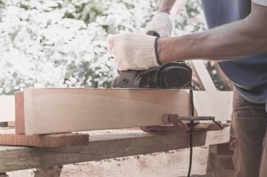 Açık ahşap tahta ile Elektrikli Planya üzerinde marangoz.