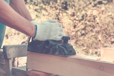 Açık ahşap tahta ile Elektrikli Planya üzerinde marangoz.