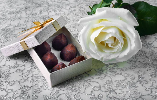 Hermosa Rosa Blanca Con Caja Regalo Oro Trufas Chocolate Para —  Fotos de Stock