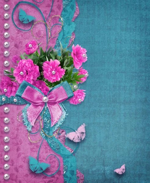 美しいピンクの牡丹と蝶が飛んでいる古いビンテージ写真アルバム — ストック写真