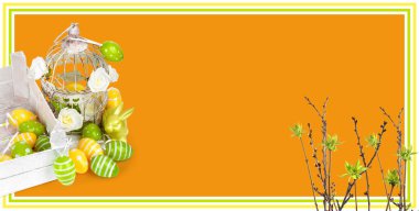 Paskalya yumurtaları ve turuncu zemin üzerine komik tavşan. Tatil kartı davetiye veya yeşil dallar Tebrikler