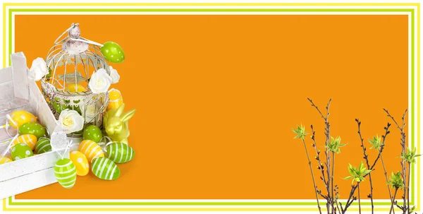 イースターエッグとオレンジ色の背景に面白いウサギ 招待状または緑の枝 お祝いの休日カード — ストック写真