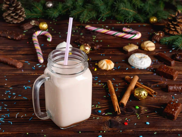 Sütlü, tarçınlı, şekerli ve saman tüplü bir bardak sıcak kakao.