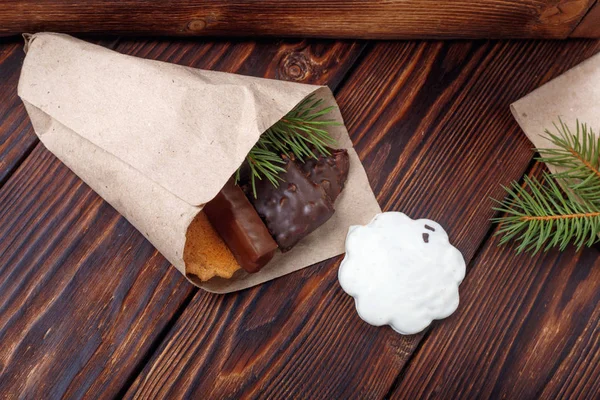 Deliciosos Dulces Chocolates Galletas Para Regalos Caja Madera Sobre Mesa — Foto de Stock