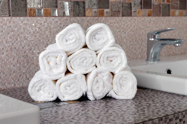Modern Banyodaki Seramik Tezgahta Bir Yığın Temiz Beyaz Havlu — Stok fotoğraf